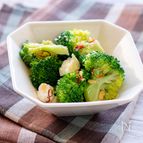 チーズがアクセント！ブロッコリーのにんにく炒め
