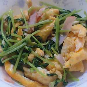 オレンジの作ってみた!投稿(5分おかず＊豆苗とハムの卵炒め)