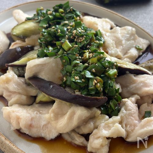 レンジで簡単♪【茄子と鶏胸肉のレンジ蒸し 黒酢にらだれ】