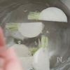 【美味しく胃を癒すならこれ！】かぶと明太子のうまだし茶漬けの工程1