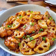 照りっと甘酢が食をそそる！秋の絶品【鶏れんこんの甘酢炒め】