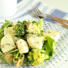 同時に茹でて和えるだけ!じゃが芋とブロッコリーのデリサラダ