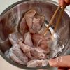ワンパン♡鶏むね肉としめじの柚子胡椒みそだれの工程1