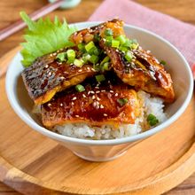ふっくら甘辛!肉好きも喜ぶ【さばの照り焼き丼】