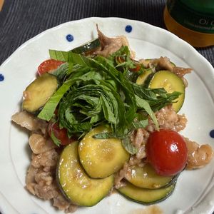 ゆっこの作ってみた!投稿(ご飯が進む！【豚こまとズッキーニのポン酢炒め】簡単ワンパン◎)