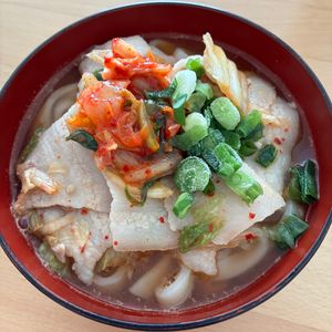 りぃママの作ってみた!投稿(レンジで完成♡『豚キムチうどん』火を使わずここまで旨い‼︎)