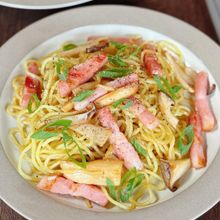 子どもも喜ぶ♡【ベーコンとエリンギのコンソメバター焼きそば】