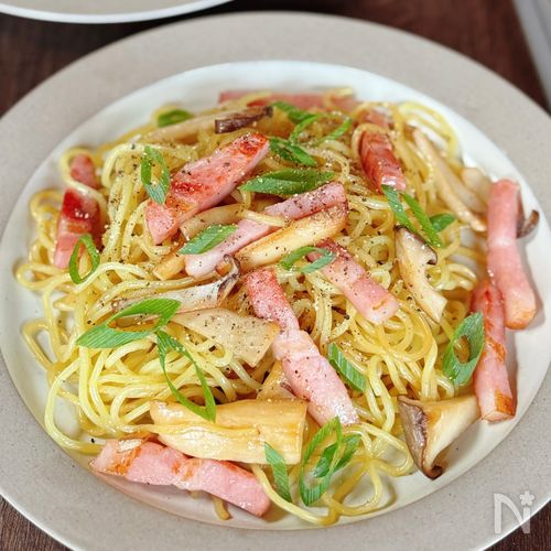 子どもも喜ぶ♡【ベーコンとエリンギのコンソメバター焼きそば】