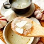 白ワインの風味豊かな生にんにくのスープ