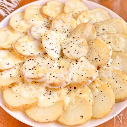〖とろっとホクホク〗食材2つで簡単「じゃがいもチーズ焼き風」