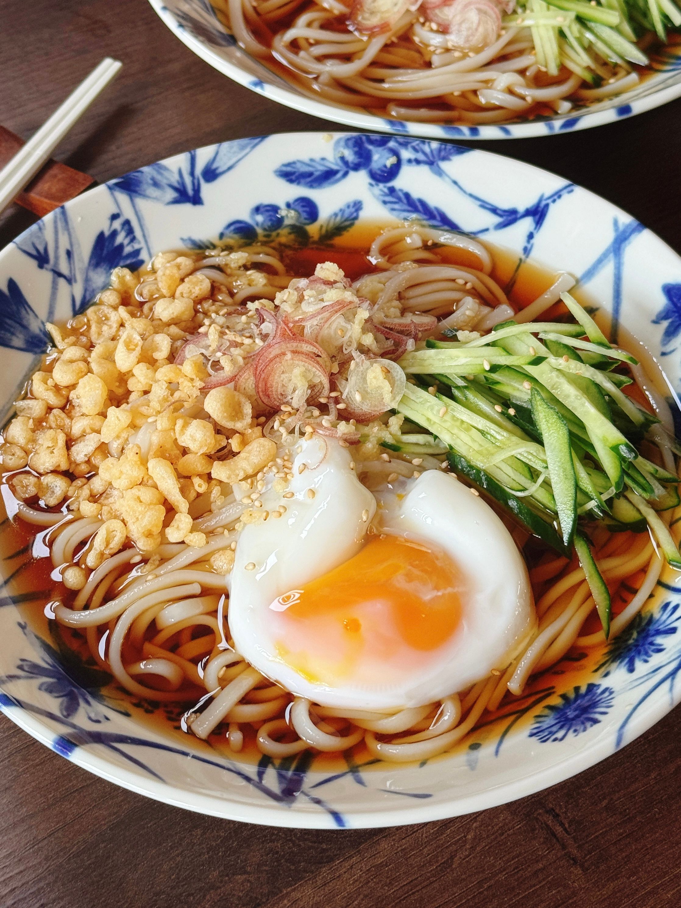ツルッと爽やか♪【夏野菜と半熟玉子の冷やしたぬきうどん】 | レシピ