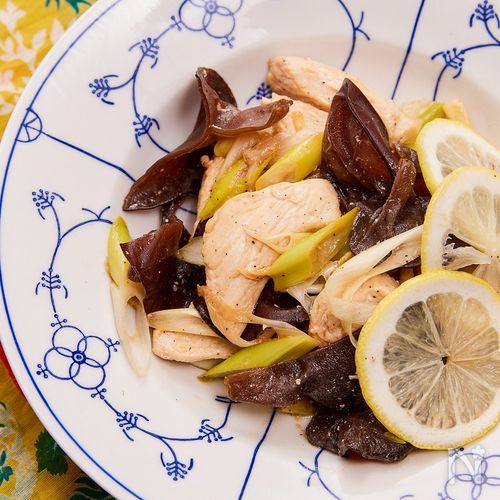 鶏むね肉と黒きくらげのレモン炒め〜巡りと潤いの薬膳おかず〜