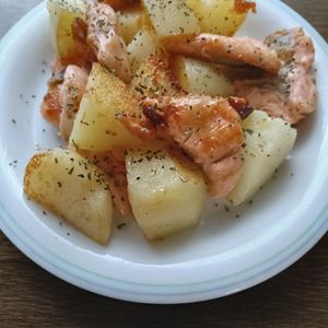 ぽぽペの作ってみた!投稿(ホクホク香ばしい♡鮭ポテトのコンソメバター炒め)