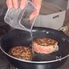 簡単✨とろ〜り幸せ♡肉汁溢れる【王道チーズインハンバーグ】の工程6