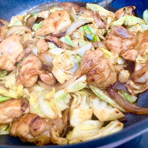 ゆかりの作ってみた!投稿(行列の定食屋さんの🍚ぶっ濃い鶏トンテキ野菜炒め定食🤩)