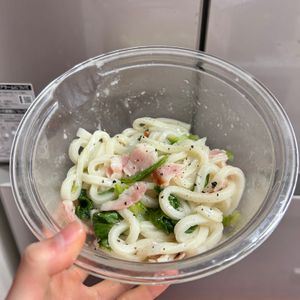 ケの作ってみた!投稿(容器に入れてチンするだけ「キャベツとベーコンのうま塩うどん」)