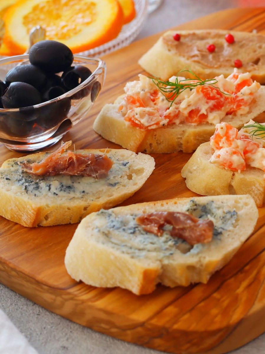 アミガサタケとブリークロスティーニのレシピ