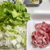 【濃厚なスープがクセになる】豚バラと白菜のごま鶏スープの工程1
