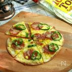トルティーヤで簡単！コーンとサラミのピザ★キャンプ飯