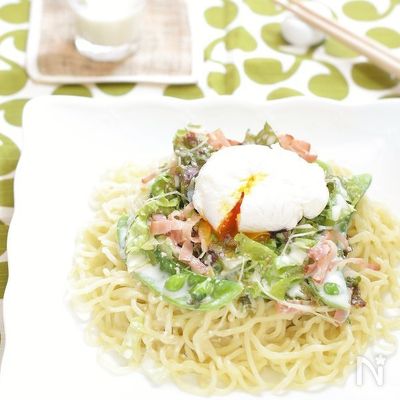 カリカリベーコンとポーチドエッグのラーメンサラダ