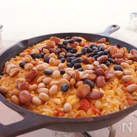 アウトドア料理 スキレットで作るチキンと豆のパエリア By バリ猫ゆっきー 吉田由季子 レシピサイト Nadia ナディア プロの料理 家のおいしいレシピ