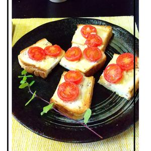 チョロリスの作ってみた!投稿(とろジュワ♡チーズとトマトのひと口ガーリックおつまみトースト)