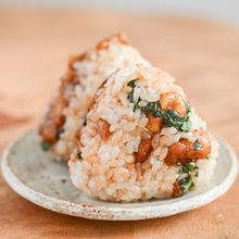 冷めてもおいしい！鶏モモ肉と大葉のおにぎり