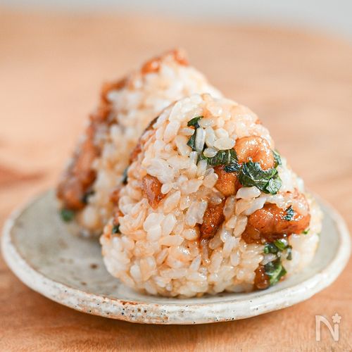 冷めてもおいしい!鶏モモ肉と大葉のおにぎり