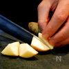 とまらない居酒屋の定番『ガリバタポテト』の工程1