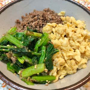 みりんの作ってみた!投稿(【甘辛そぼろの三色丼】10分で即完成♡ごはんとの相性抜群!)