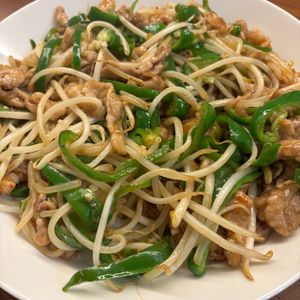 たかろの作ってみた!投稿(行列の中華屋さんの🍚シャキシャキ大盛りもやしの青椒肉絲🤩)