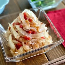さっぱり食べられる【新玉ねぎの梅おかかサラダ】