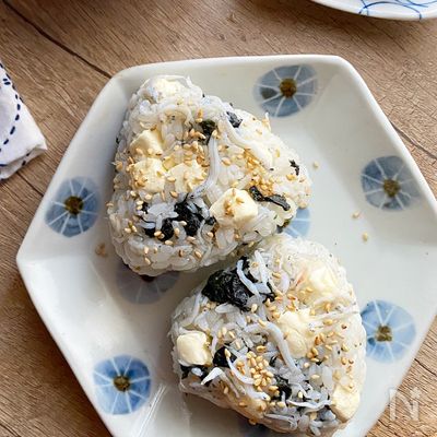 カルシウムいっぱい!じゃこチーズの海苔ごまおにぎり