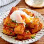 あと1品に！旨辛厚揚げの温玉のせ