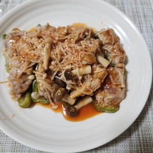 とももの作ってみた!投稿(豚こまで簡単《ピーマンの肉詰め♡きのこソース》)