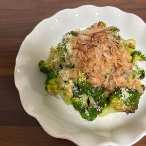 さらの作ってみた!投稿(ワンパン10分♪焼きブロッコリーのチーズおかかのせ)