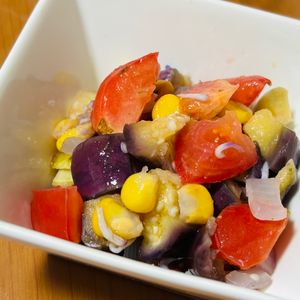 Kuの作ってみた!投稿(さっぱりめちゃウマ♡なすとトマトとコーンの爽やかサラダ)