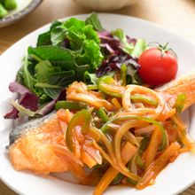 魚嫌いの子どもでもウケ抜群!鮭のナポリタンあんかけ