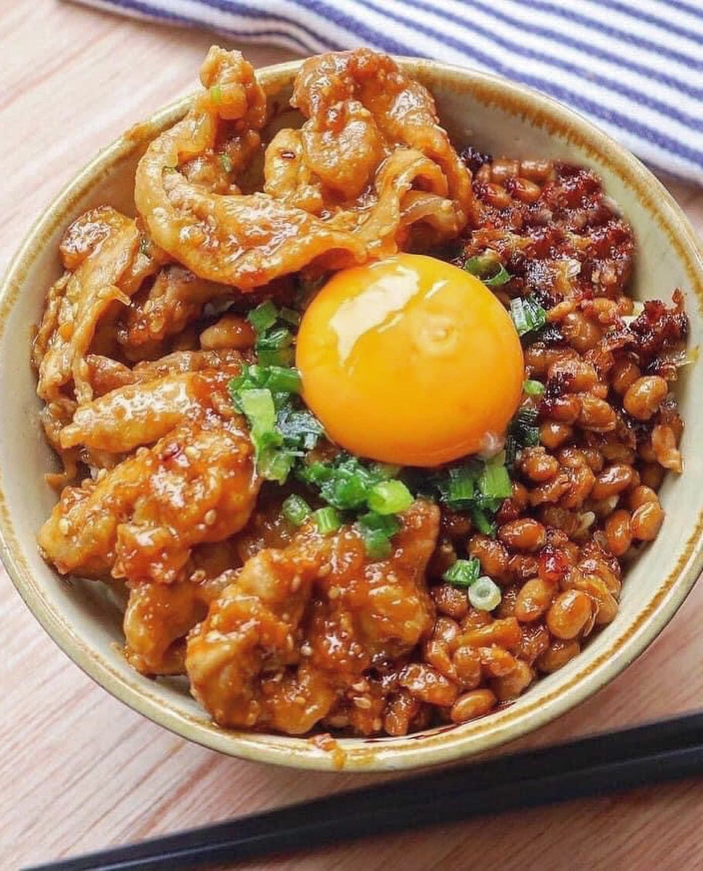 豚味噌×カリカリ焼き納豆のスタミナ丼 | レシピサイトNadia