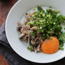 イワシのなめろう。黄身添え。