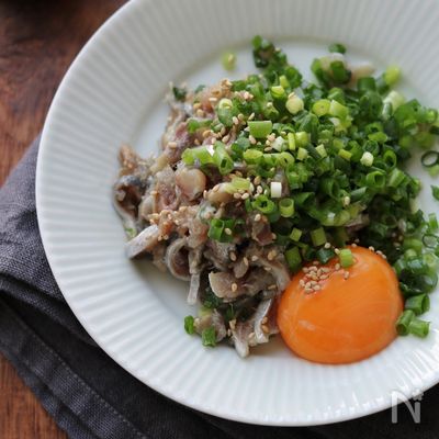 イワシのなめろう。黄身添え。