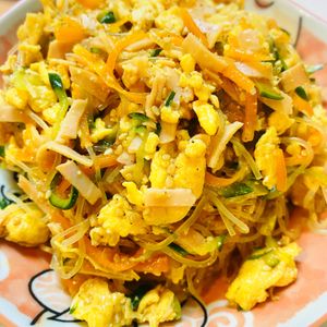 みおの作ってみた!投稿(10分で味しみ抜群♪抱えて食べたい♪『春雨のごちそうサラダ』)