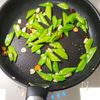 【さやえんどうのペペロンチーノ】春野菜が主役のパスタの工程3