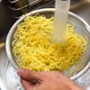 中華そばでピリ辛桃ラーマヨまぜそばの工程1