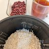炊飯器で失敗なし！もちもち極上お赤飯｜絶妙な水加減の工程2