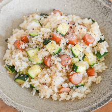 メインの具材はふたつだけ！ソーセージとズッキーニのチャーハン