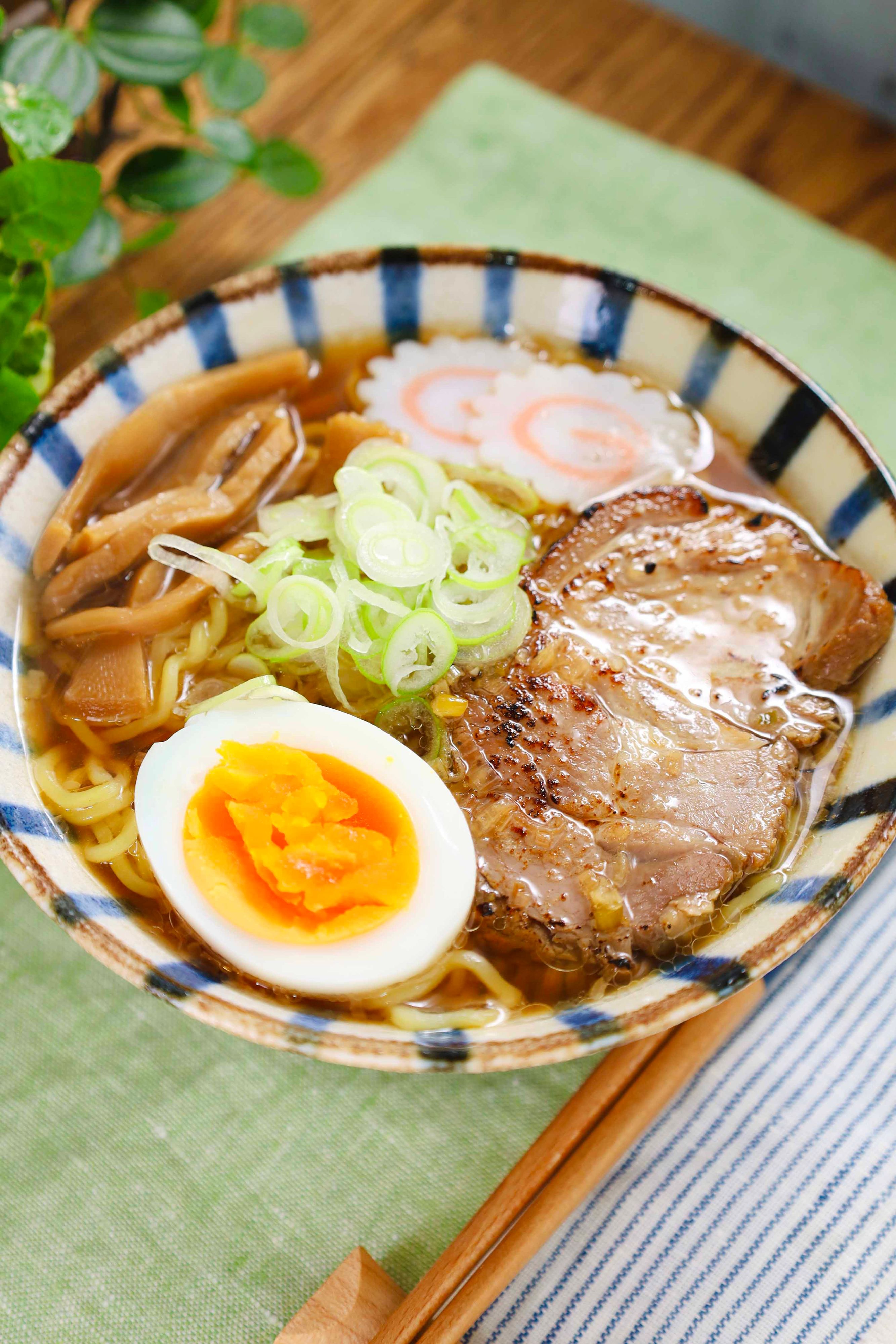 ラーメン 醤油スープ チャーシュー入り ラーメン 醤油スープ チャーシュー入り