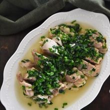 【鶏肉の酒蒸しニラダレ】シンプルなのに旨味たっぷり！