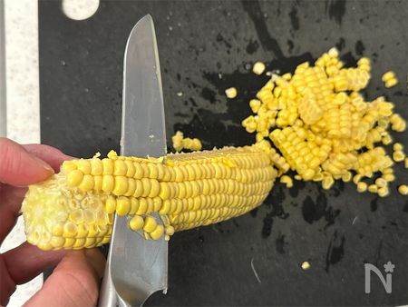 とうもろこしの実を削ぎ取り、ウインナーを切る