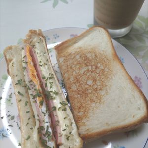 KUMIKOの作ってみた!投稿(フライパンで簡単カフェ風【とろけるハムチーズのホットサンド】)